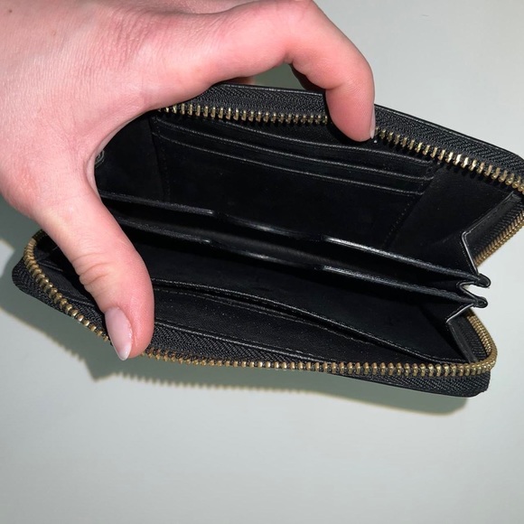 Michael kors black wallet with gold hardware - Picture 5 of 5